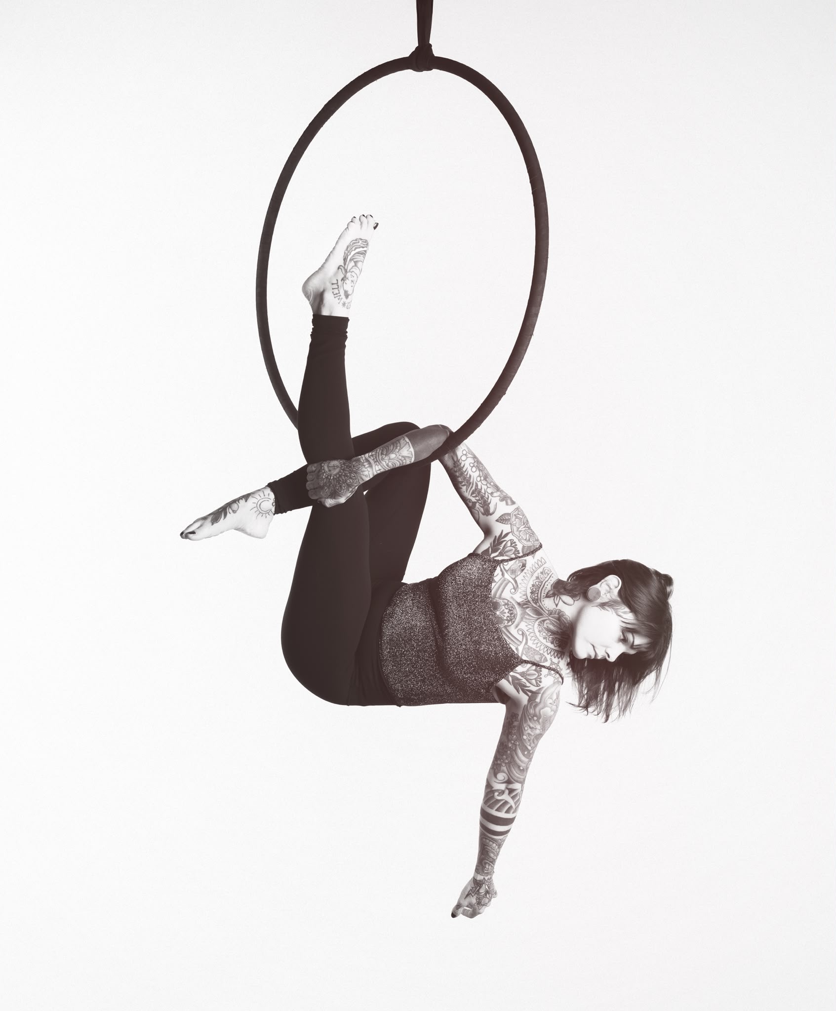 Aerial-Hoop-Artistin in dynamischer Figur bei The Movement Chur